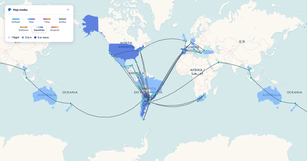 Un mapa de vuelos en modo países: los países visitados sombreados en tres azules según cuántos vuelos llegaron a ellos, con las rutas en gris encima y el panel de modos del mapa abierto en la esquina